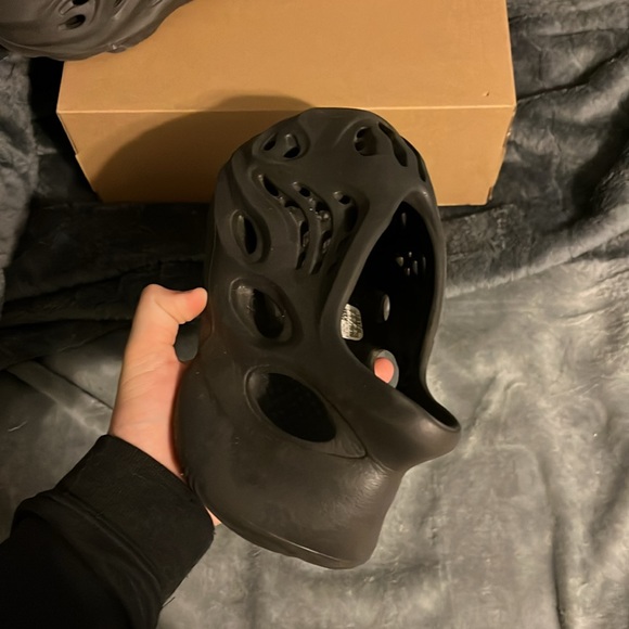 Easy foam runners from GOAT size 7 in men’s lightly worn onyx - Picture 8 of 12